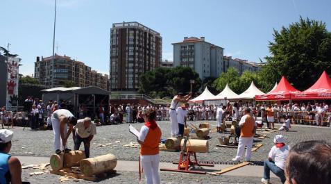 El rincón del deporte rural Los amantes del deporte rural tienen una cita ineludible, cada San Fermín, con la plaza de los Fueros. Allí, se ponen en marcha diferentes campeonatos y exhibiciones de herri kirolak. Las cámaras de ¡Click! se acercaron el martes 11 de julio para ver cómo se desarrollaban el Campeonato navarro de aizkora de 3ª categoría, el Campeonato navarro de tronza en categoría cadete y la exhibición de pruebas combinadas, en la que participaron los deportistas más jóvenes, de las categorías alevines.