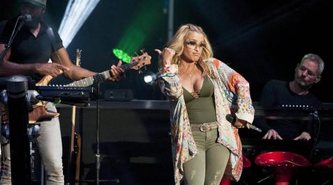 Anastacia enamora a Cap Roig con su simpatía y talento Anastacia enamora a Cap Roig con su simpatía y talento