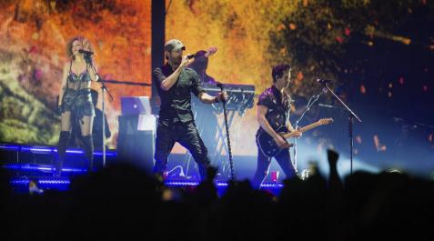 El cantante Enrique Iglesias, en un momento del concierto en Santander. El cantante Enrique Iglesias, en un momento del concierto en Santander.