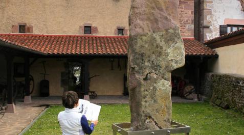 El menhir de Soalar en Elizondo sufre un deterioro que exige su traslado El menhir de Soalar en Elizondo sufre un deterioro que exige su traslado