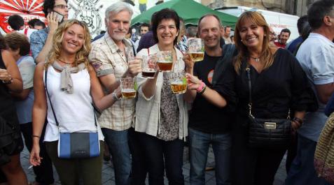 Fiesta de la Cerveza, punto de encuentro en Aoiz La Fiesta de la Cerveza se convirtió en el punto de encuentro perfecto para numerosos vecinos y cuadrillas de Aoiz el pasado 22 de julio. La plaza del Mercado albergó esta cita, en la que reinó el buen humor y las ganas de pasar un rato distendido.