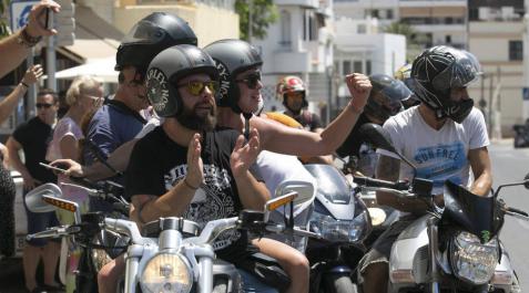 Más de 200 motoristas escoltan los restos de Ángel Nieto hasta la iglesia Más de 200 motoristas escoltan los restos de Ángel Nieto hasta la iglesia