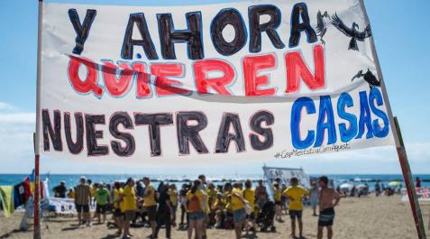 200 vecinos se manifiestan en la Barceloneta contra los excesos del turismo 200 vecinos se manifiestan en la Barceloneta contra los excesos del turismo