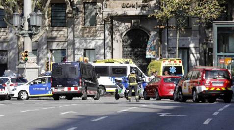 Atropello masivo en Barcelona atropello masivo por una furgoneta en las Ramblas de Barcelona
