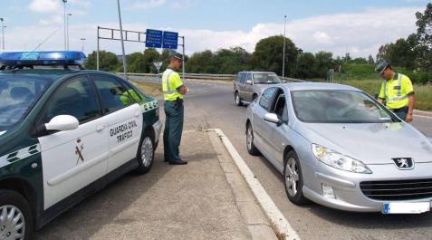 Un agente de la Guardia Civil solicita la documentación al conductor de un vehículo. Un agente de la Guardia Civil solicita la documentación al conductor de un vehículo.