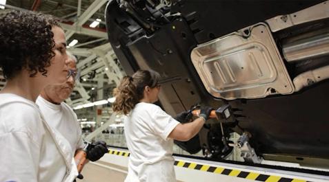 Trabajadores de Volkswagen Navarra en el montaje del nuevo polo. Trabajadores de Volkswagen Navarra en el montaje del nuevo polo.