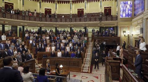 El Congreso de los Diputados ha guardado hoy un minuto de silencio antes de comenzar el pleno extraordinario sobre Gürtel. El Congreso de los Diputados ha guardado hoy un minuto de silencio antes de comenzar el pleno extraordinario sobre Gürtel.