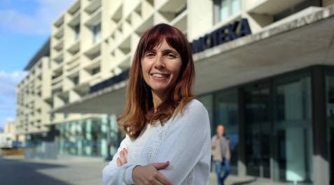 Maite Monar, ayer, ante el edificio de la Biblioteca de Navarra, en la que tuvo lugar la jornada del Servicio de Bibliotecas Bibliotecas públicas y público adolescente. Maite Monar, ayer, ante el edificio de la Biblioteca de Navarra, en la que tuvo lugar la jornada del Servicio de Bibliotecas Bibliotecas públicas y público adolescente.