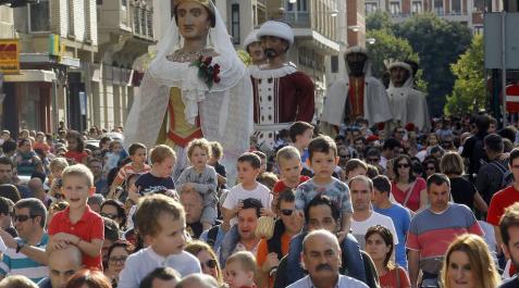 Salida de la Comparsa en San Fermín Txikito (I) Los gigantes y cabezudos salieron a la calle para celebrar San Fermín de Aldapa 2016.