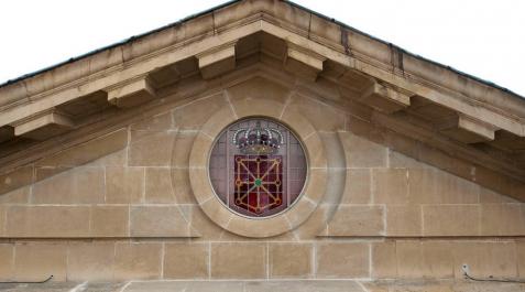 Vidriera con el escudo de Navarra, en la fachada principal del Palacio de Navarra. Vidriera con el escudo de Navarra, en la fachada principal del Palacio de Navarra.
