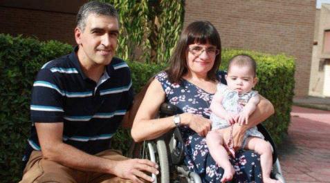 Paula Lázcoz Ripoll con su pareja, Alfredo Hernández Ochoa, y la hija de ambos, Uxue, de 6 meses. Paula Lázcoz Ripoll con su pareja, Alfredo Hernández Ochoa, y la hija de ambos, Uxue, de 6 meses.