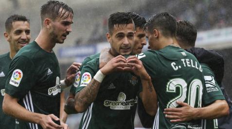 La Real y el Betis se reparten el premio en un festival de goles en Anoeta La Real y el Betis se reparten el premio en un festival de goles en Anoeta