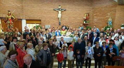 Cientos de feligreses abarrotaron la parroquia San Miguel de Noáin y arroparon a su párroco, Alfonso Gainza, que cumple 25 años de sacerdocio. Cientos de feligreses abarrotaron la parroquia San Miguel de Noáin y arroparon a su párroco, Alfonso Gainza, que cumple 25 años de sacerdocio.