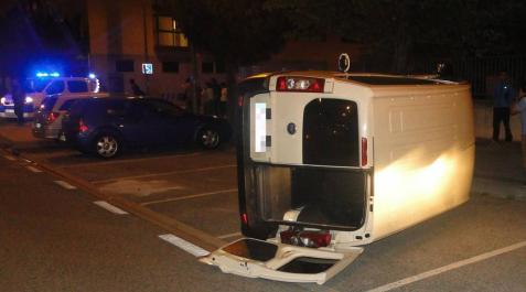 Tres heridos leves tras el accidente y vuelco de una furgoneta en Buztintxuri Tres heridos leves tras el accidente y vuelco de una furgoneta en Buztintxuri