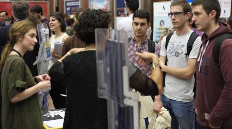 Las empresas buscaron este jueves en el X encuentro de Empleo y Emprendimiento de la UPNA perfiles cada vez más polivalentes. Hubo presentaciones y entregas de currículum. Las empresas buscaron este jueves en el X encuentro de Empleo y Emprendimiento de la UPNA perfiles cada vez más polivalentes. Hubo presentaciones y entregas de currículum.