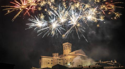Una lluvia de colores sobre la iglesia fortaleza de Ujué hace coincidir a público y jurado Una lluvia de colores sobre la iglesia fortaleza de Ujué hace coincidir a público y jurado