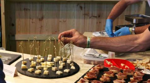 Un expositor con aceite de cañamo para jamón y queso instalado en la Feria Spannabis. Un expositor con aceite de cañamo para jamón y queso instalado en la Feria Spannabis.