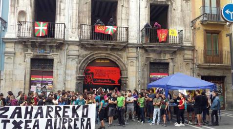 Un grupo de jóvenes 'okupa' el Palacio del Marqués de Rozalejo de Pamplona Un grupo de jóvenes 'okupa' el Palacio del Marqués de Rozalejo de Pamplona