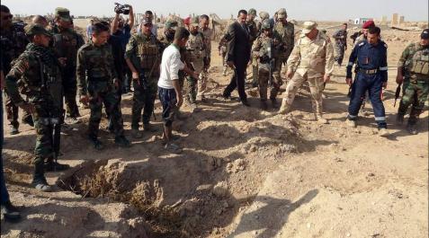 Hallan en Irak varias fosas comunes con 400 cadáveres asesinados por el EI Hallan en Irak varias fosas comunes con 400 cadáveres asesinados por el EI