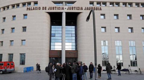 Público y prensa asisten al juicio por la violación en San Fermín para escuchar las conclusiones Público y prensa asisten al juicio por la violación en San Fermín para escuchar las conclusiones