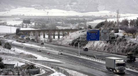 El temporal de nieve en Navarra ha provocado retenciones en varias carreteras de la Comunidad Foral y algunas de ellas han sido cerradas