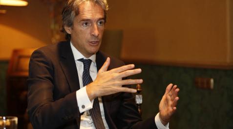 El ministro de Fomento, Íñigo de la Serna, en un momento de la entrevista con este periódico sobre las fallidas conversaciones con el Gobierno de Navarra para acordar las obras del TAV. El ministro de Fomento, Íñigo de la Serna, en un momento de la entrevista con este periódico sobre las fallidas conversaciones con el Gobierno de Navarra para acordar las obras del TAV.