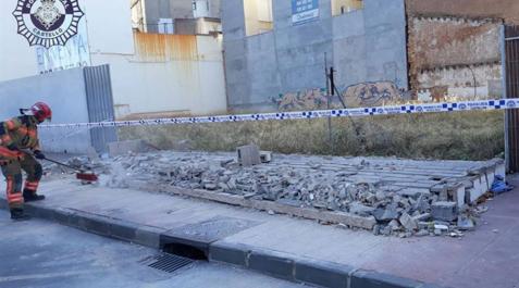 Una joven, en la UCI tras derrumbarse un muro por el fuerte viento en Castellón Una joven, en la UCI tras derrumbarse un muro por el fuerte viento en Castellón
