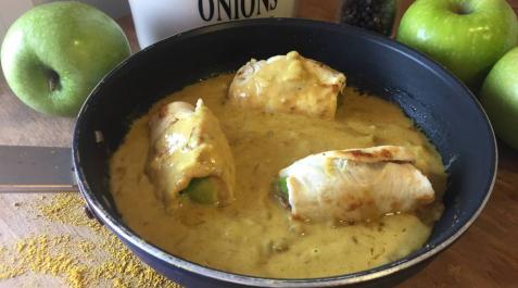 Pechugas de pollo rellenas de manzana y con salsa de curry Pechugas de pollo rellenas de manzana y con salsa de curry