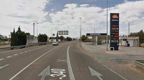 Mueren dos jóvenes tras chocar contra una gasolinera en Benicàssim Mueren dos jóvenes tras chocar contra una gasolinera en Benicàssim