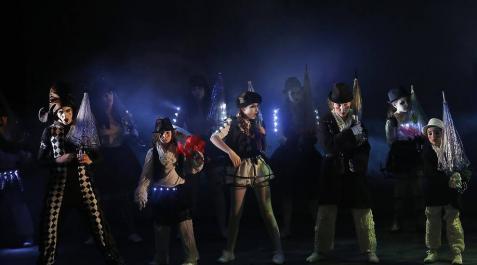 La Ópera de Cámara de Navarra representa 'El guardián de los cuentos' en Bilbao Imágenes de la obra que han interpretado 65 niños, jóvenes y adultos en el Teatro Arriaga.