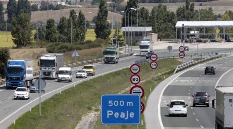 Varios camiones y turismos circulan por la AP-15, a la altura del peaje de Imarcoáin. Varios camiones y turismos circulan por la AP-15, a la altura del peaje de Imarcoáin.