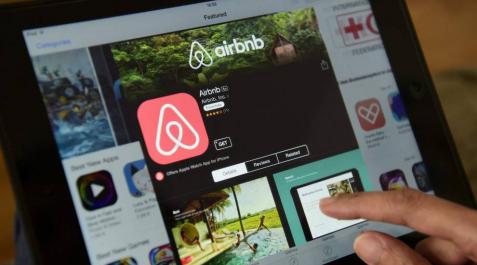 Un usuario consulta la página Airbnb. Un usuario consulta la página Airbnb.