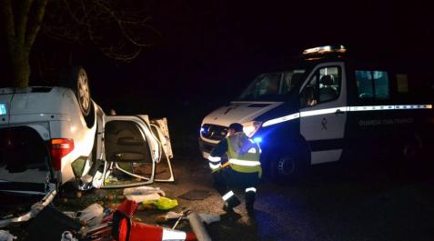Una conductora, trasladada inconsciente al CHN tras una salida de vía y vuelco del coche Una conductora, trasladada inconsciente al CHN tras una salida de vía y vuelco del coche