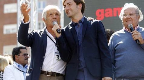 Homenaje en Madrid a Ángel Nieto Madrid acogió este sábado 16 de septiembre un multitudinario homenaje por sus calles al piloto recientemente fallecido.
