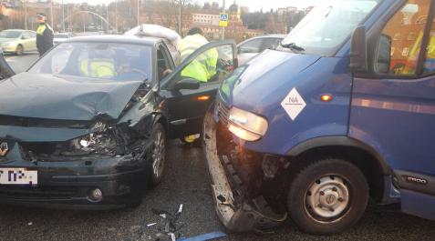 El Cruce de Cuatro Vientos en Pamplona deja un herido en un accidente por colisión El Cruce de Cuatro Vientos en Pamplona deja un herido en un accidente por colisión