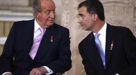 Ceremonia de abdicación del Rey Juan Carlos_4 Don Juan Carlos firmó en el Salón de Columnas del Palacio Real la Ley de Abdicación para ceder la corona a su hijo, don Felipe.