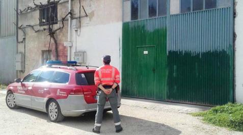 Un agente de la Policía Foral, frente a la puerta de las instalaciones donde ocurrió el suceso. Un agente de la Policía Foral, frente a la puerta de las instalaciones donde ocurrió el suceso.