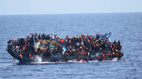 Desaparecidos un centenar de inmigrantes tras naufragar frente a Libia Desaparecidos un centenar de inmigrantes tras naufragar frente a Libia