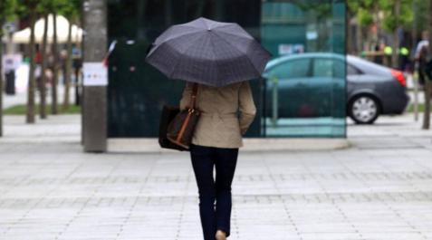Tiempo nublado y fresco en Pamplona el 16 mayo 2015 Los abrigos y los paragüas han vuelto a las calles de Pamplona después del breve periodo de calor vivido hace unos días.
