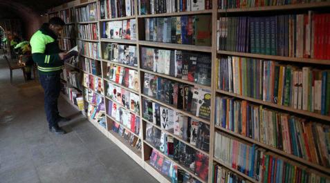 Una fábrica abandonada convertida en biblioteca gracias a los basureros Una fábrica abandonada convertida en biblioteca gracias a los basureros