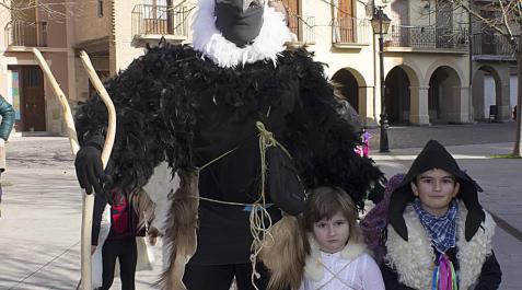 El carnaval rural cambia de cara a Estella La mañana del 18 de febrero las calles del centro de Estella se poblaron de seres mitológicos para celebrar el segundo sábado de Carnaval, el dedicado al mundo rural. Dos kalejiras dieron forma a los actos: la de los mayores, más madrugadora, realizó la tradicional cuestación y se hizo cargo de recoger la imagen del Aldabika, el bandolero que protagoniza estas fiestas; la de los pequeños, salió algo más tarde de la plaza de Santiago. Ambos desfiles se reunieron en la plaza de los Fueros, donde la peña La Bota s encargó de agasajar a los presentes con un buen almuerzo.