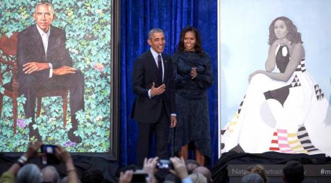 Obama se ríe del tamaño de sus orejas en la presentación de su retrato oficial Obama se ríe del tamaño de sus orejas en la presentación de su retrato oficial