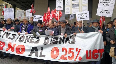 Concentración de UGT y CCOO en Pamplona para reclamar