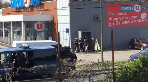 Un hombre armado retiene a varias personas en un supermercado en Francia Un hombre armado retiene a varias personas en un supermercado en Francia