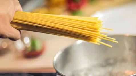El error de escurrir la pasta por el fregadero El error de escurrir la pasta por el fregadero