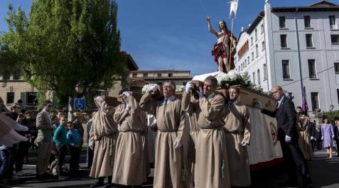 Procesión de Domingo de Resurrección en Pamplona La Hermandad de la Pasión estrenó la procesión del paso de Cristo resucitado.