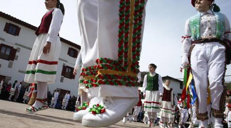 La tradición exige que los dantzaris recorran las calles y bajen también bailando el puerto de Ibañeta