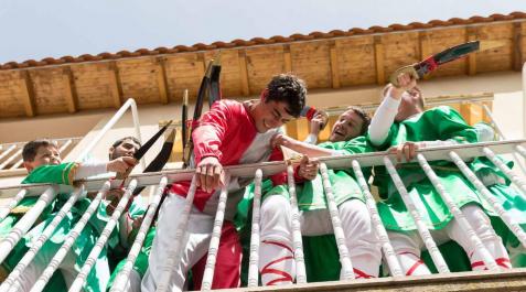 El buen tiempo animó a los habitantes de la localidad ribera a presenciar una representación que se celebra desde el siglo XIX
