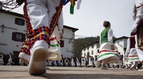 La tradición exige que los dantzaris recorran las calles y bajen también bailando el puerto de Ibañeta