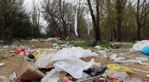 Las comidas del Ángel llenan otra vez de basura la orilla del Ebro en Tudela Las comidas del Ángel llenan otra vez de basura la orilla del Ebro en Tudela